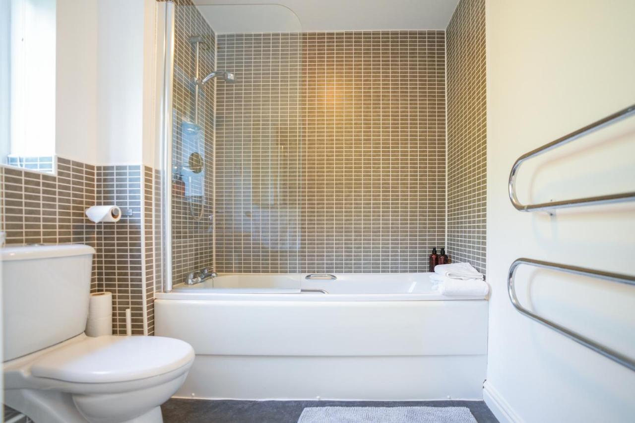 Stylish Apartment With Private Parking Cardiff Exterior foto